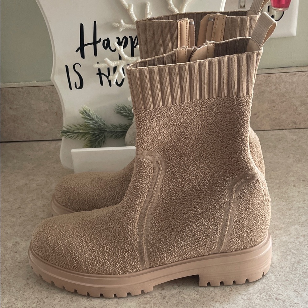 Vaneli Textured Beige Winter Boots